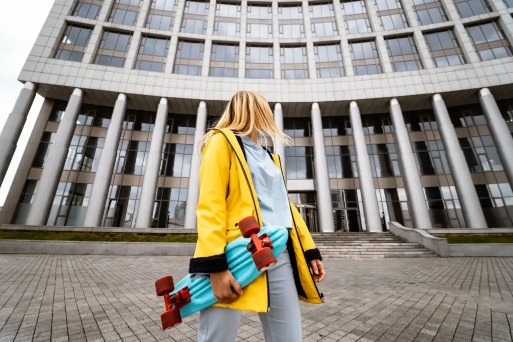 Een studente die samenwoont met haar skateboard en een huurdersverzekering wil afsluiten